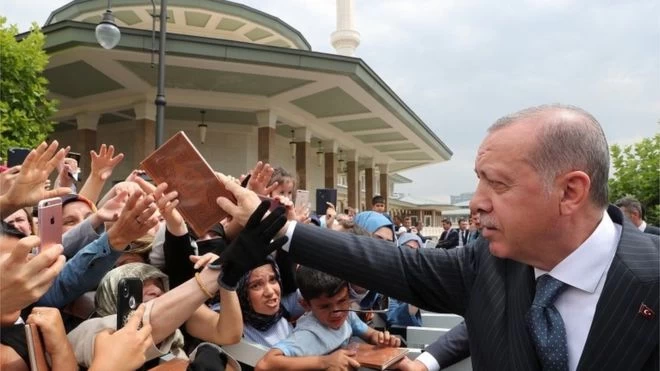 Ευλογεί τα γένια του ο Ερντογάν, αλλά οι ειδικοί διαφωνούν: Ομιλεί για 9 εκ. νέες θέσεις εργασίας – Προσπάθεια αποπροσανατολισμού από την οικονομική κρίση και την νεανική ανεργία